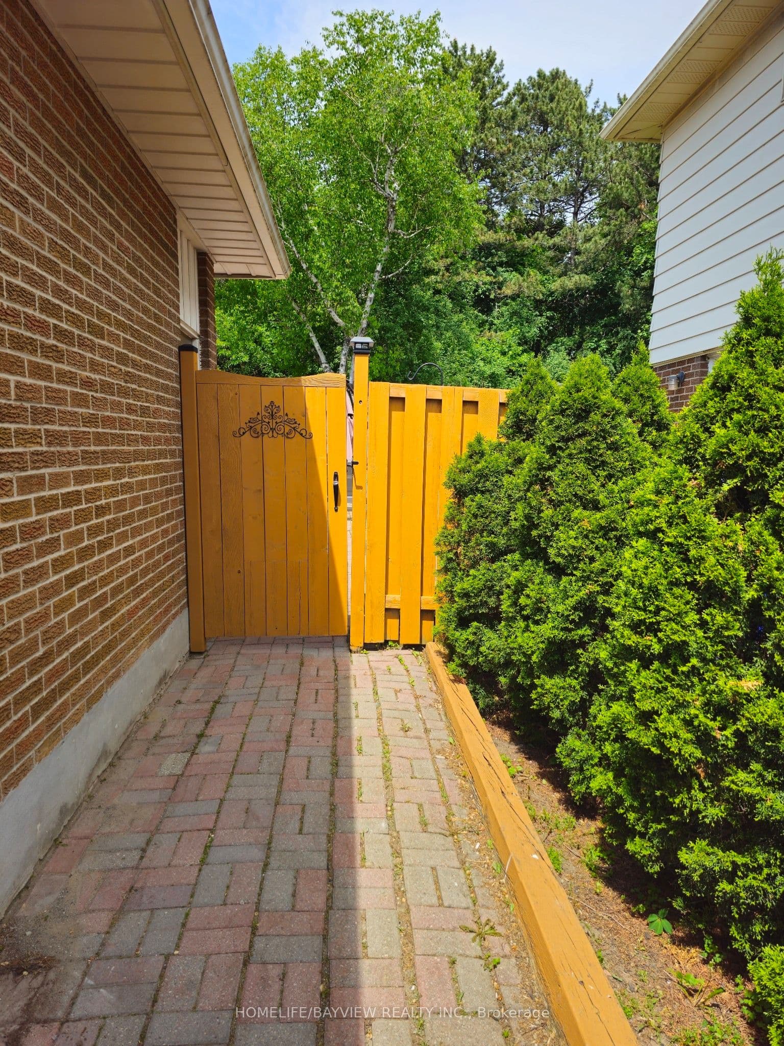 32 blue spruce Lane, Markham, ON L3T 3W9