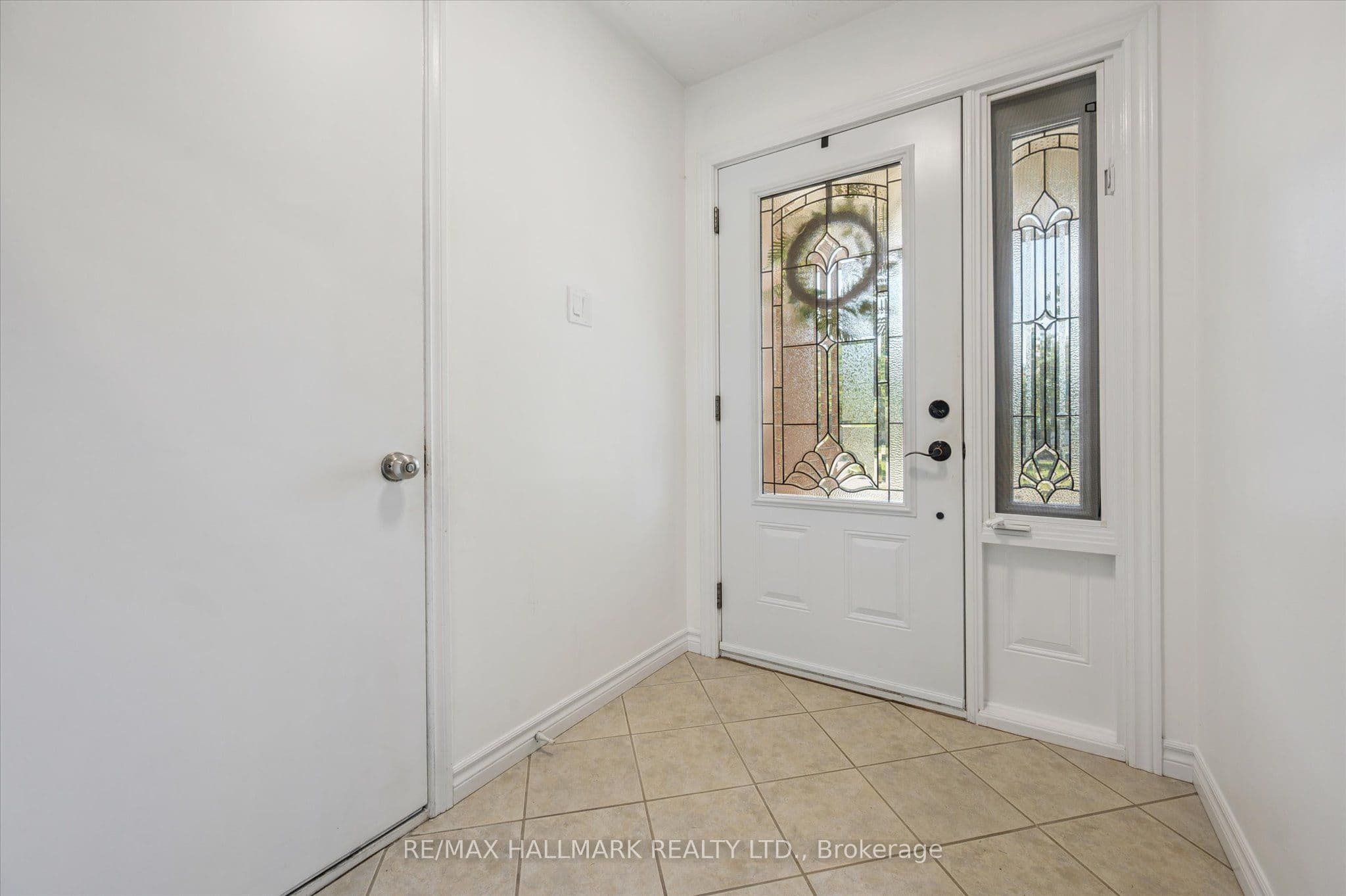 32 Warwick Court, Kitchener, ON N2E 2P1