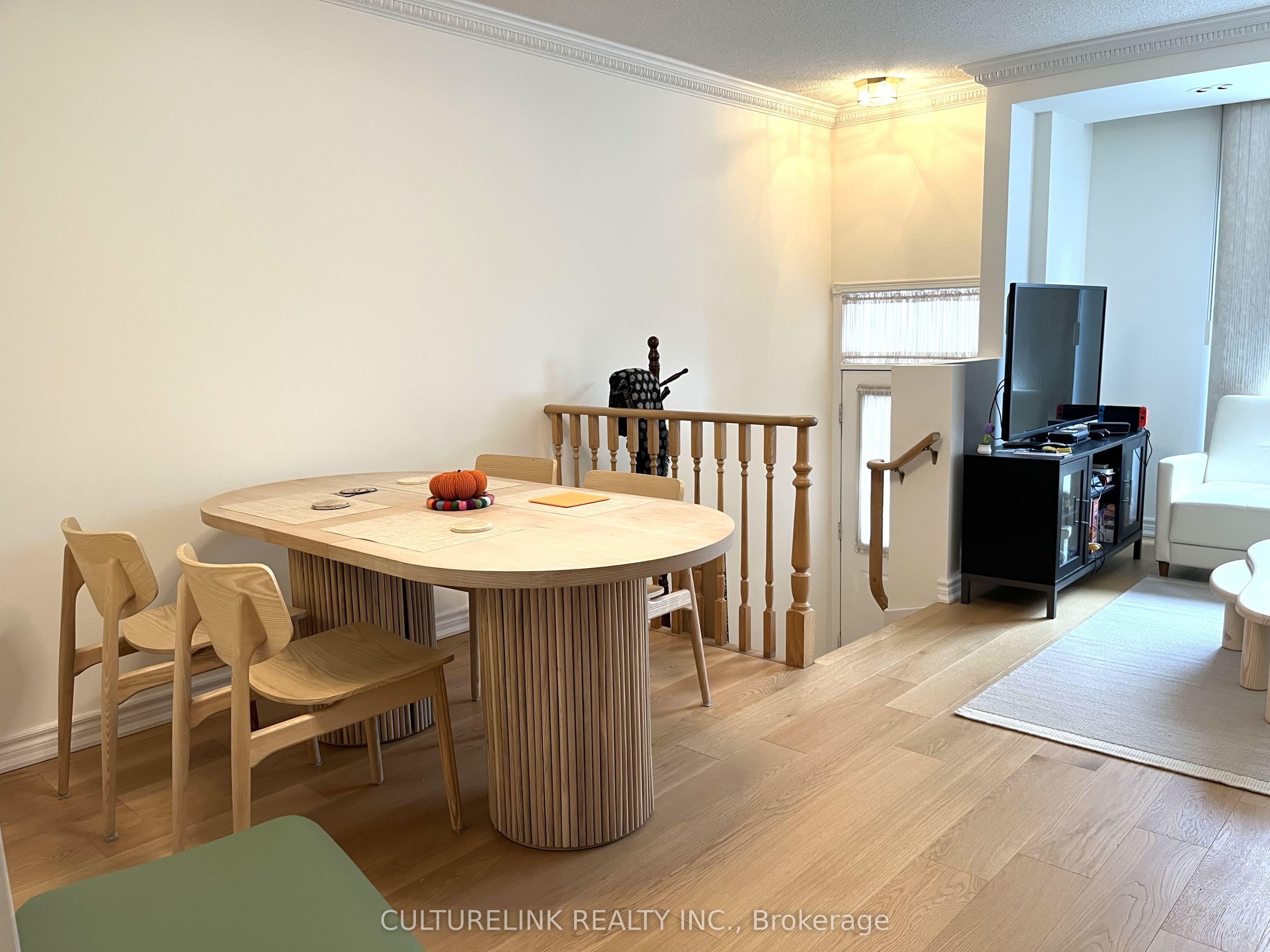 28 Sommerset Way 1502, Toronto, ON M2N 6W7