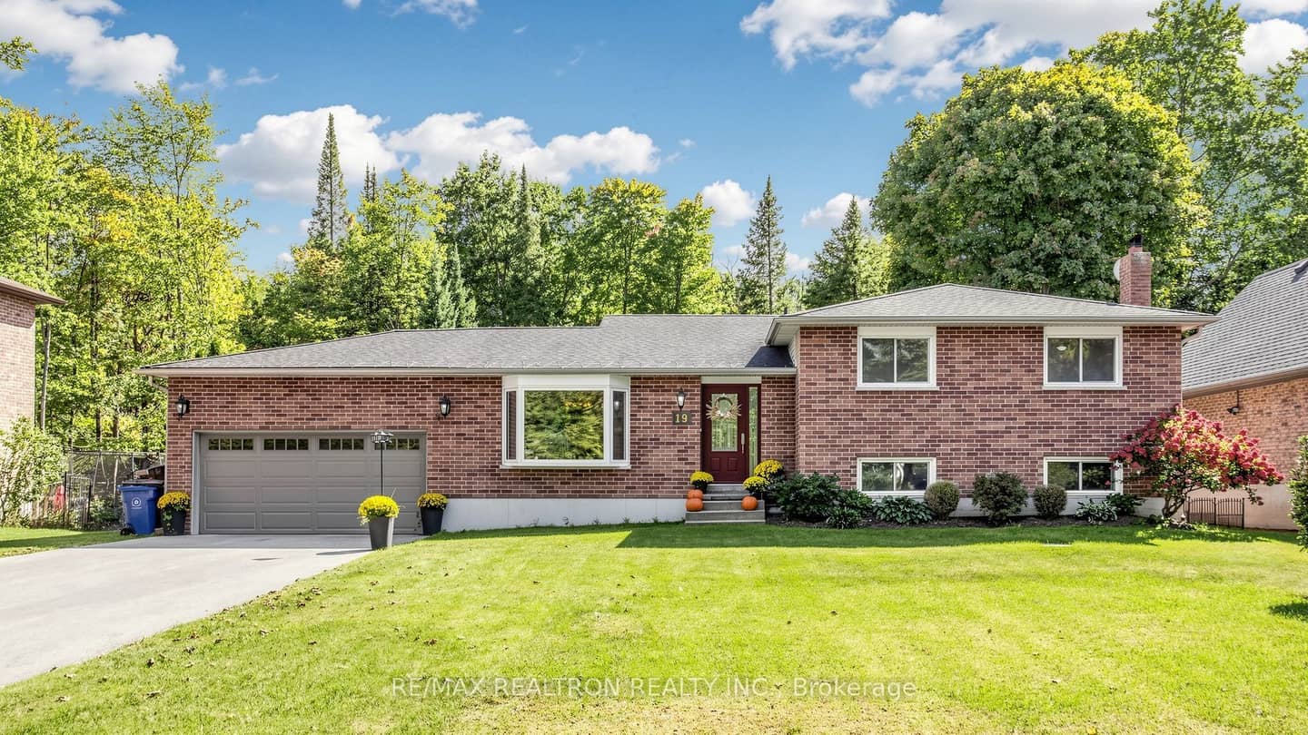 19 Amberglen Court, East Gwillimbury, ON L9N 1J6