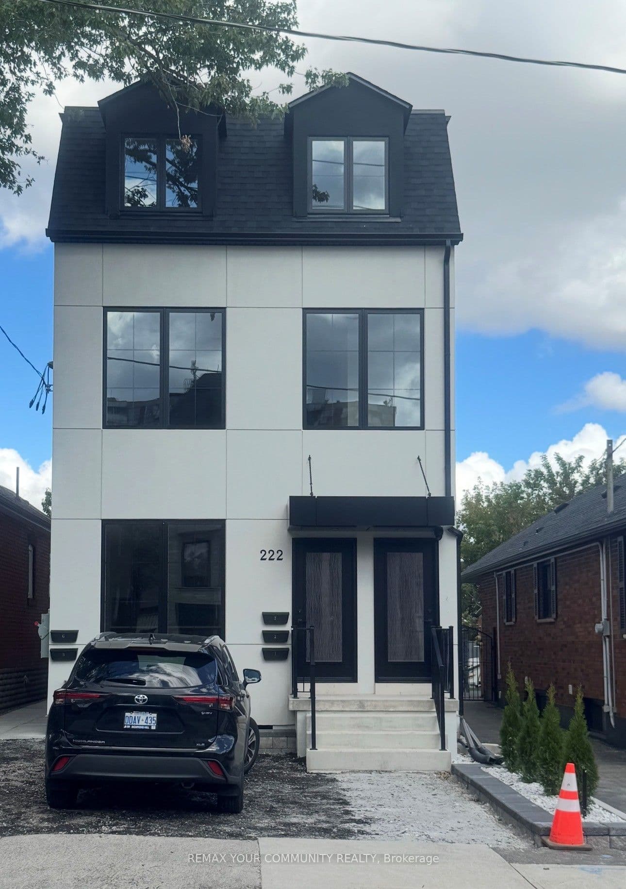 222 Belgravia Avenue 1, Toronto, ON M6E 2M8