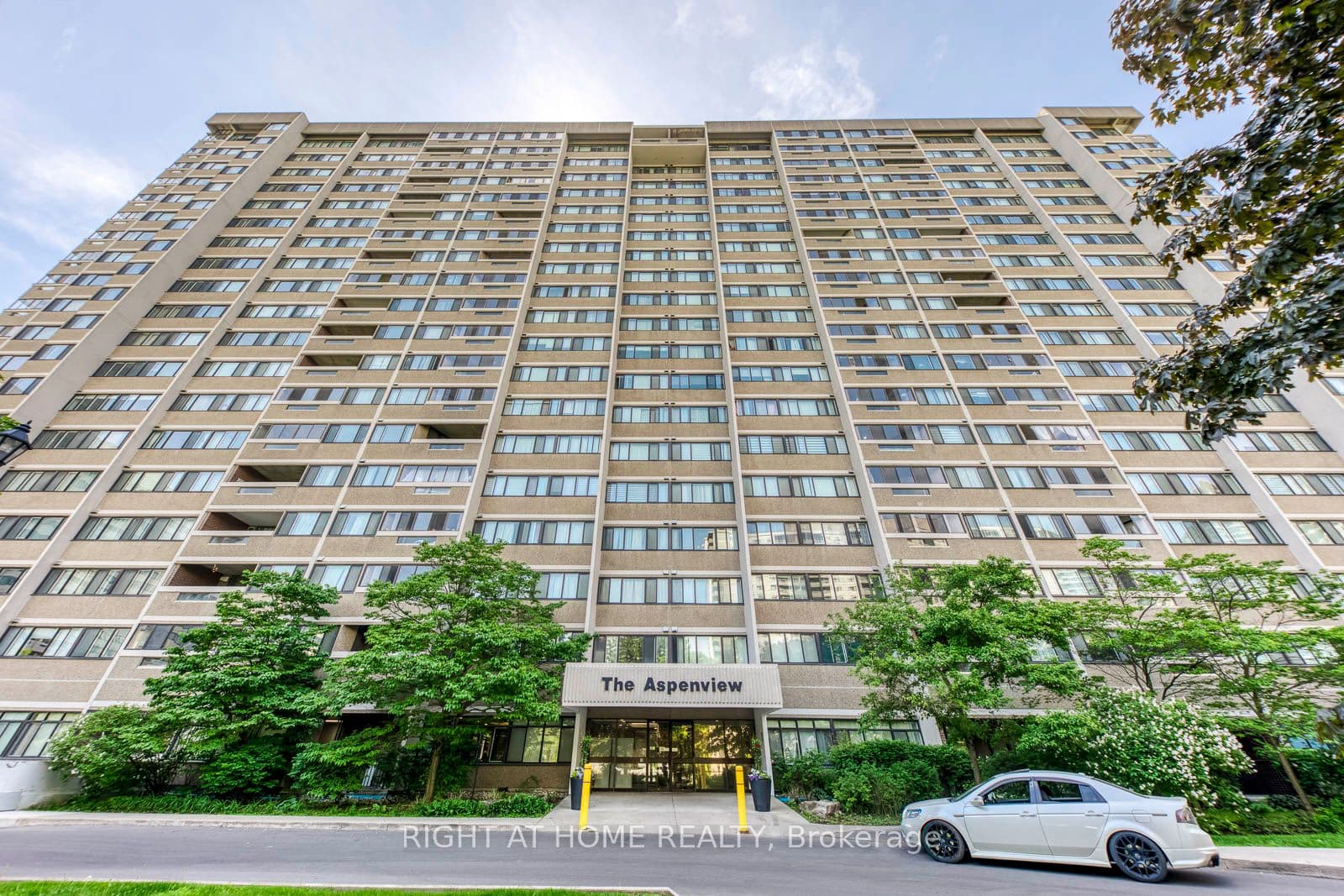 50 Elm Drive E 607, Mississauga, ON L5A 3X2