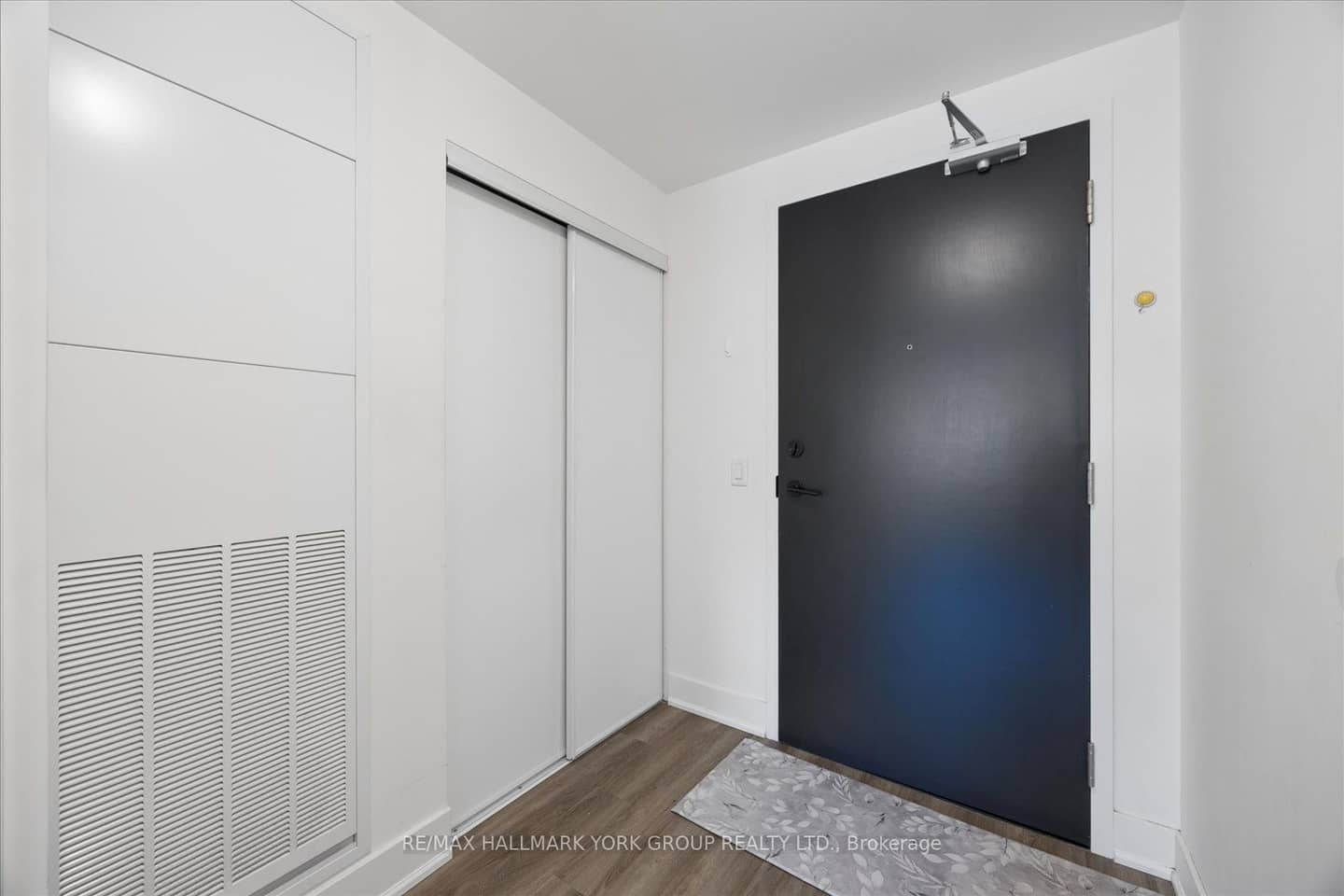 185 Deerfield Road 420, Newmarket, ON L2Y 0G7