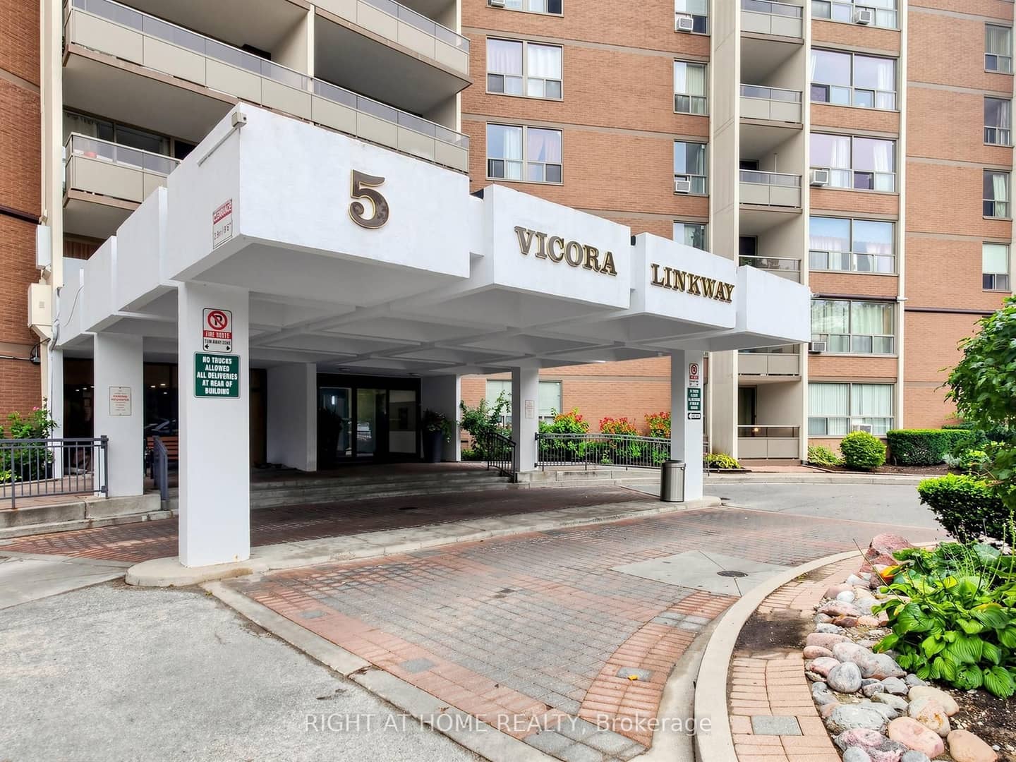 5 Vicora Linkway Way 915, Toronto, ON M3C 1A5