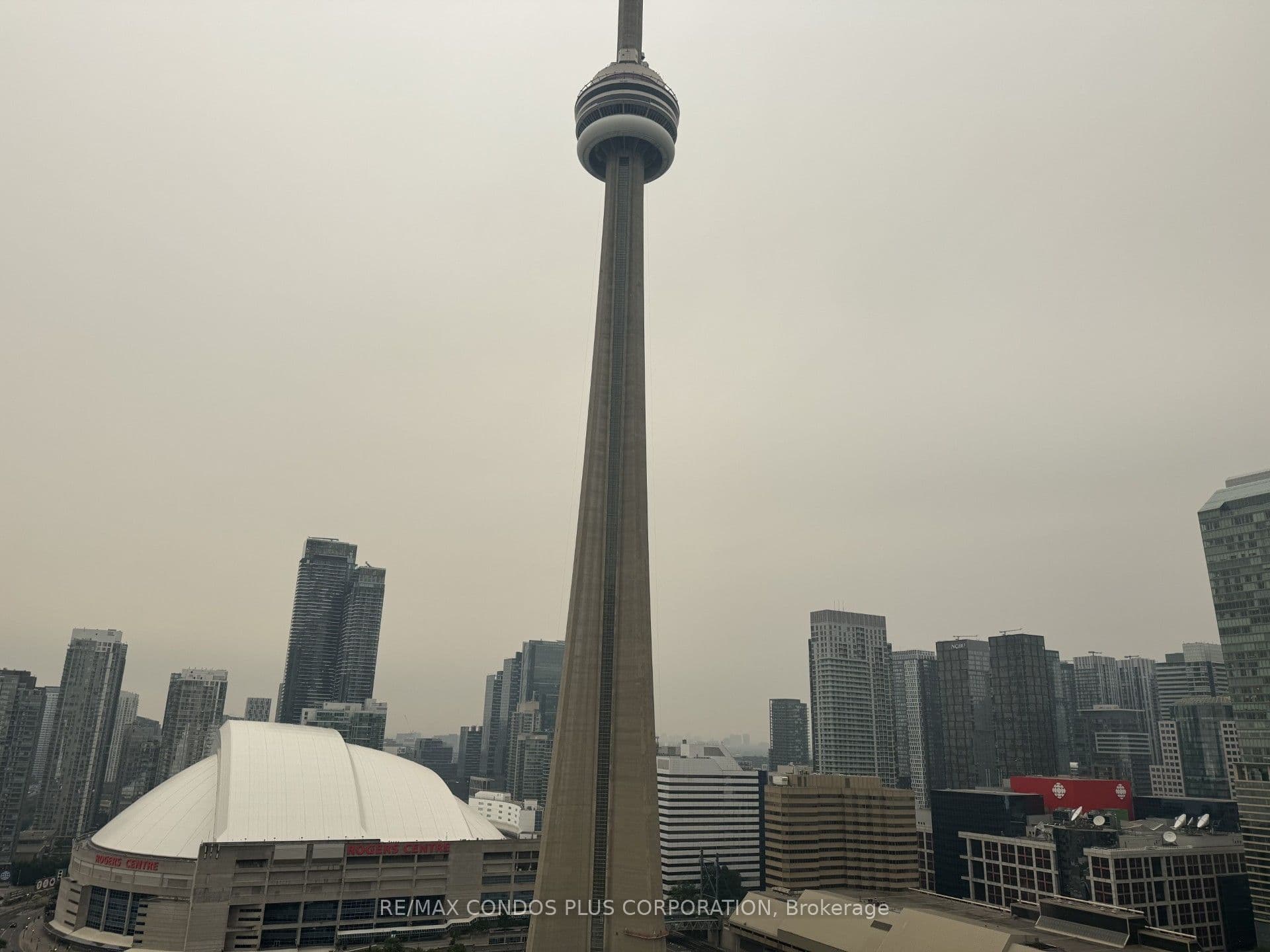 30 GRAND TRUNK Crescent 3712, Toronto, ON M5J 3A4