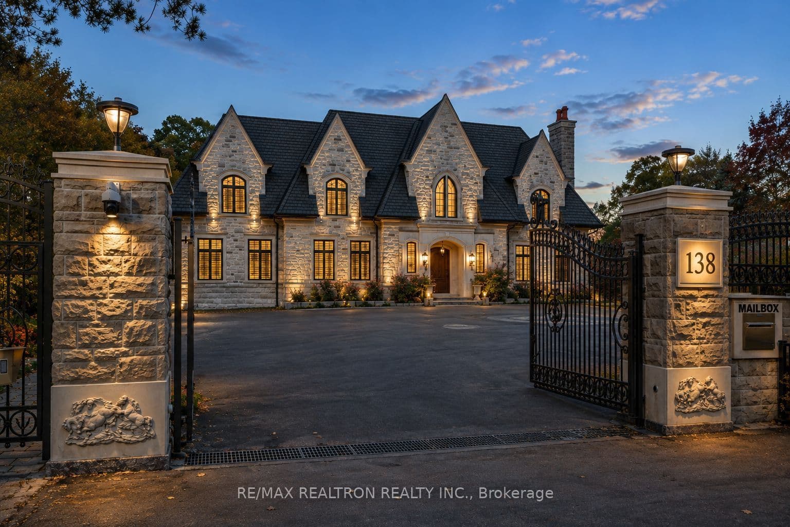 138 Centre Street, Vaughan, ON L4J 1G4