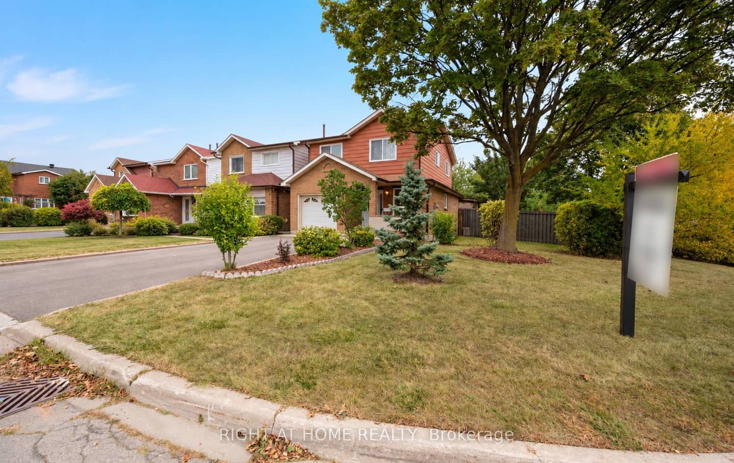 875 Messenger Meadow Drive, Mississauga, ON L5C 3T1
