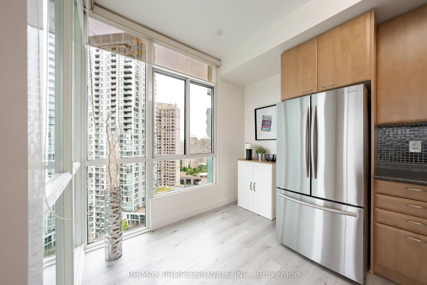 220 Burnhamthorpe Road W 2004, Mississauga, ON L5B 4N4