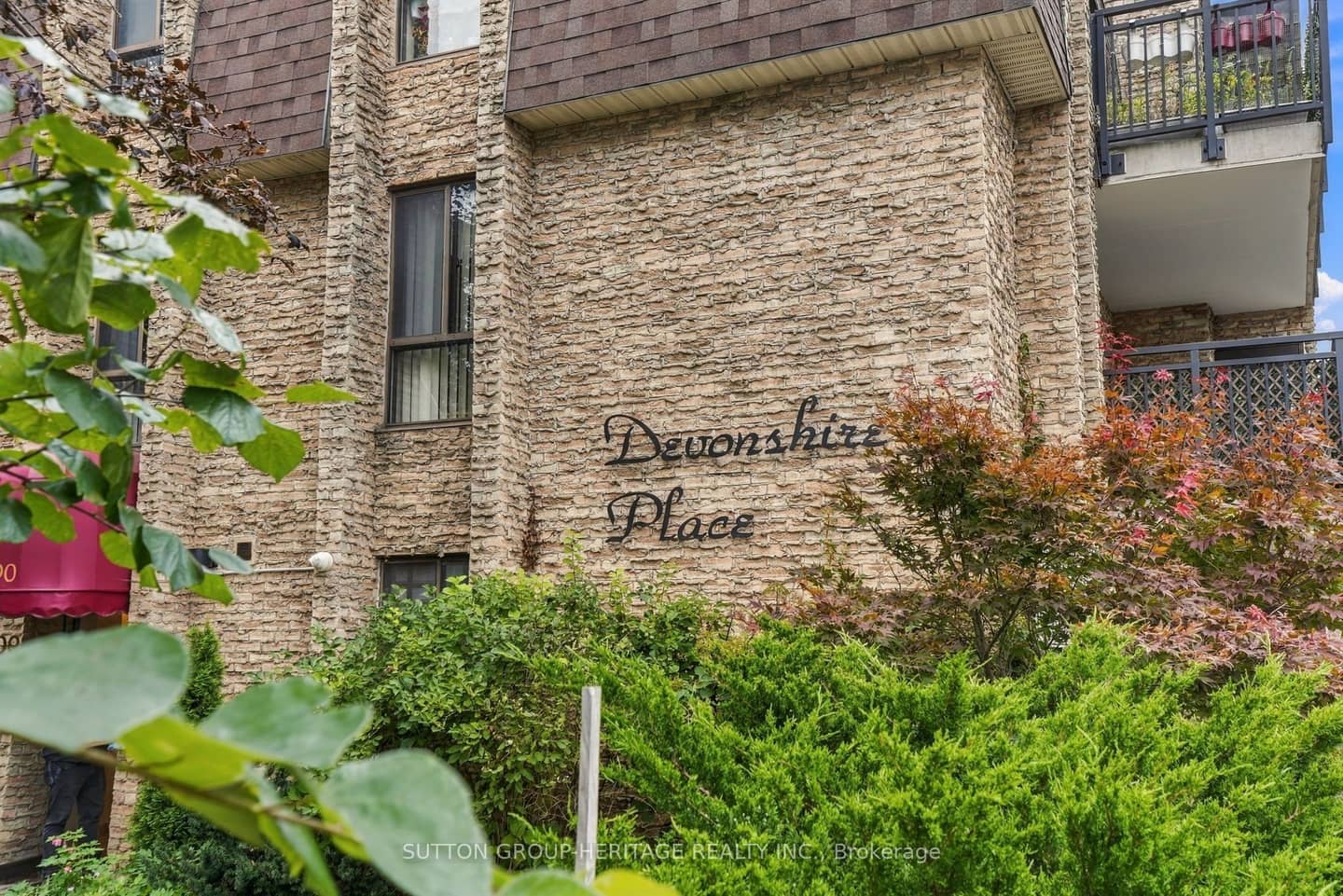 15390 Yonge Street 406, Aurora, ON L4G 1N8