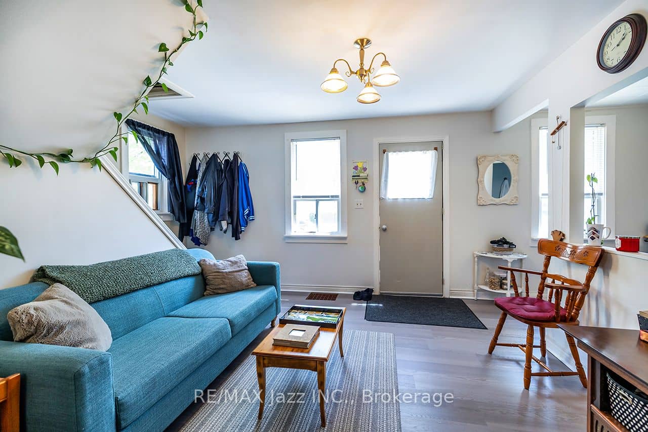 162 College Avenue, Oshawa, ON L1J 1R4