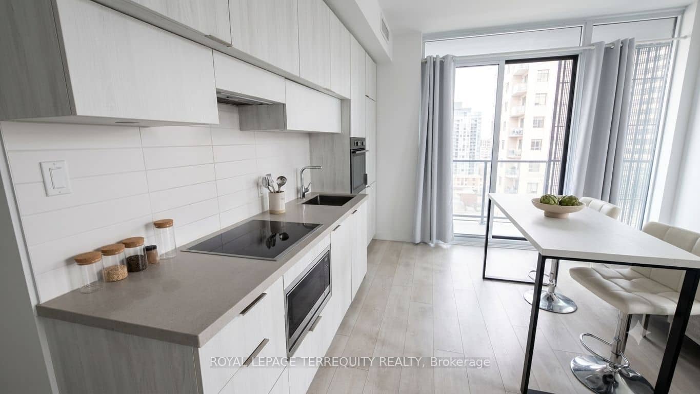 8 Eglinton Avenue E 505, Toronto, ON M4P 0C1