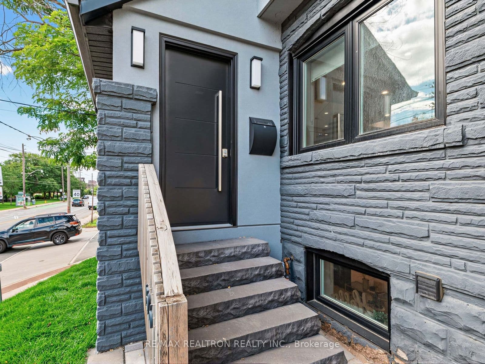 1526 Davenport Road, Toronto, ON M6H 2H8