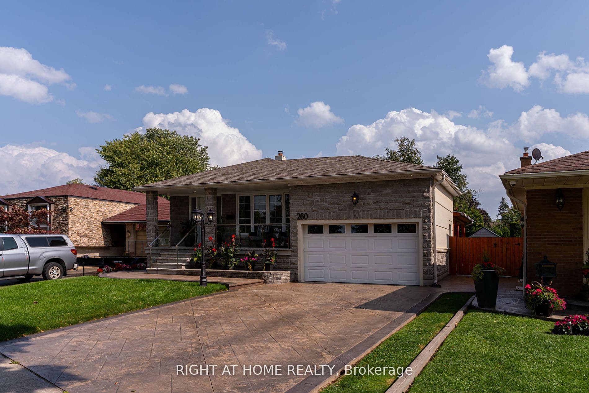 260 Louis Drive, Mississauga, ON L5B 1Y9