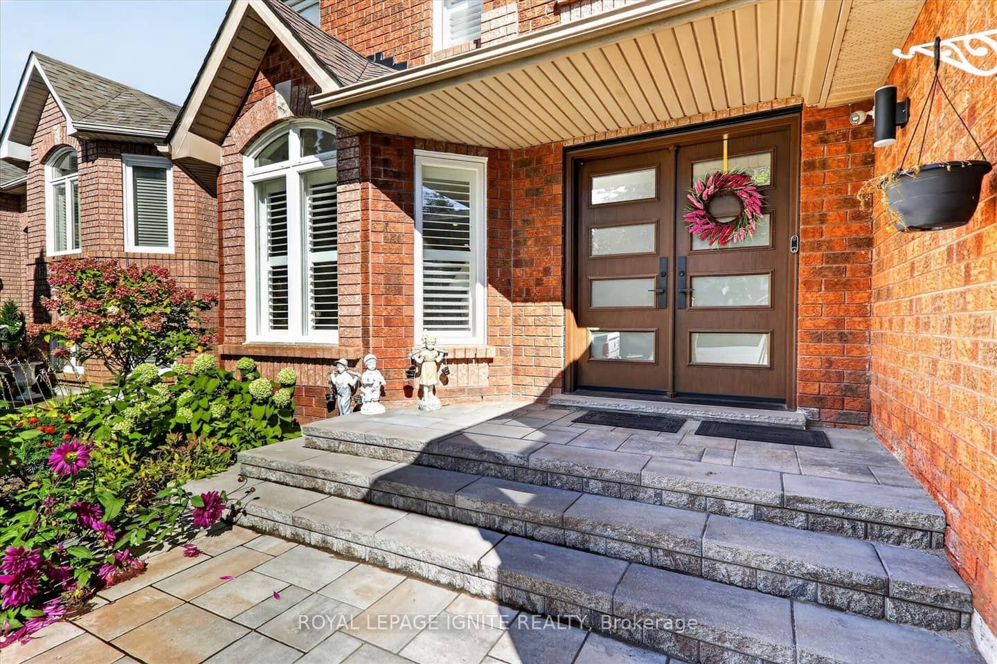 2015 Valewood Court, Oshawa, ON L1G 7X9