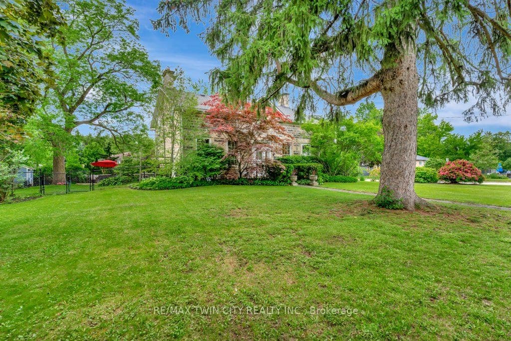 142 GLENMORRIS Street, Cambridge, ON N1S 2Z5