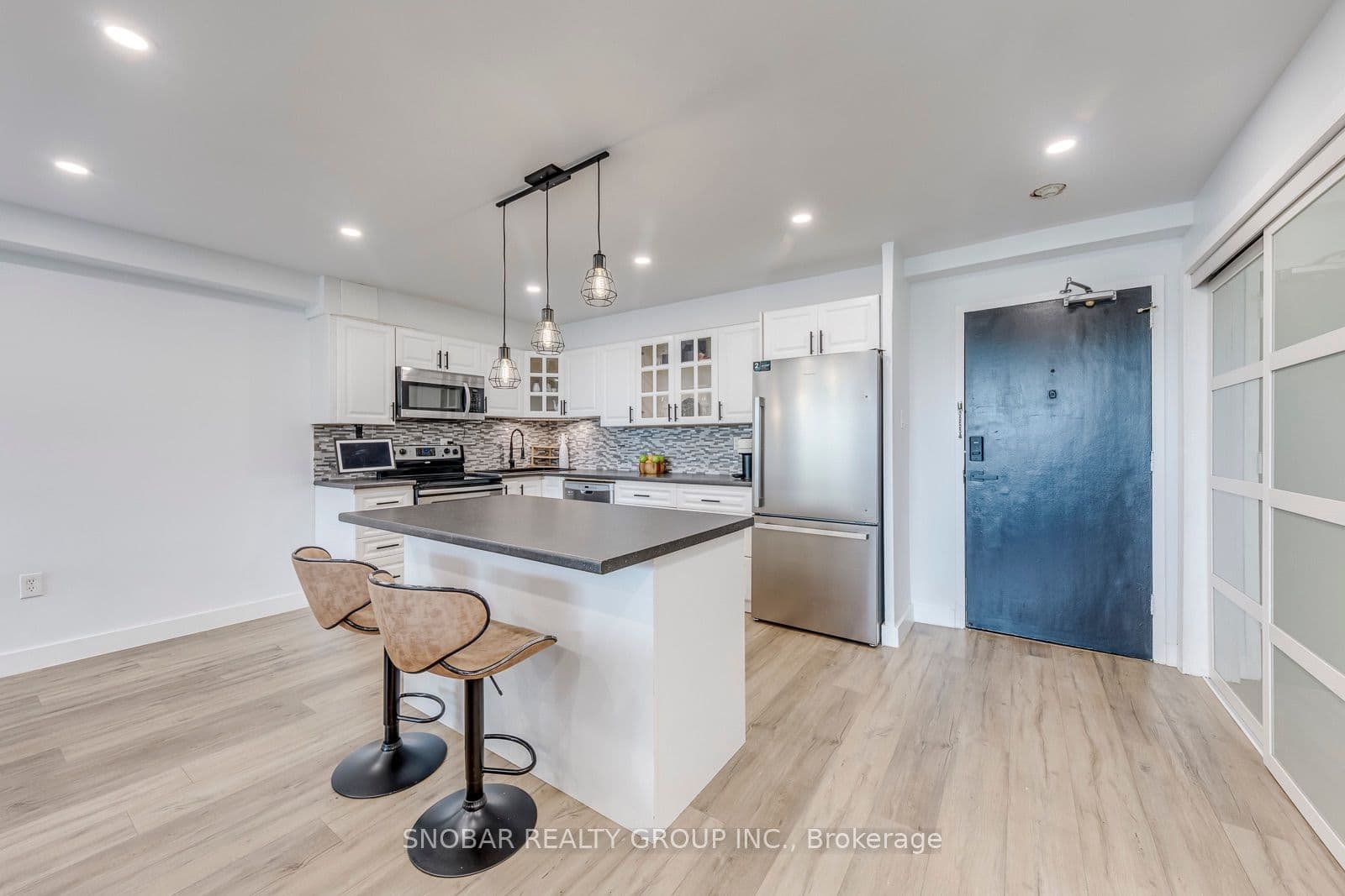 15 La Rose Avenue 204, Toronto, ON M9P 1A7