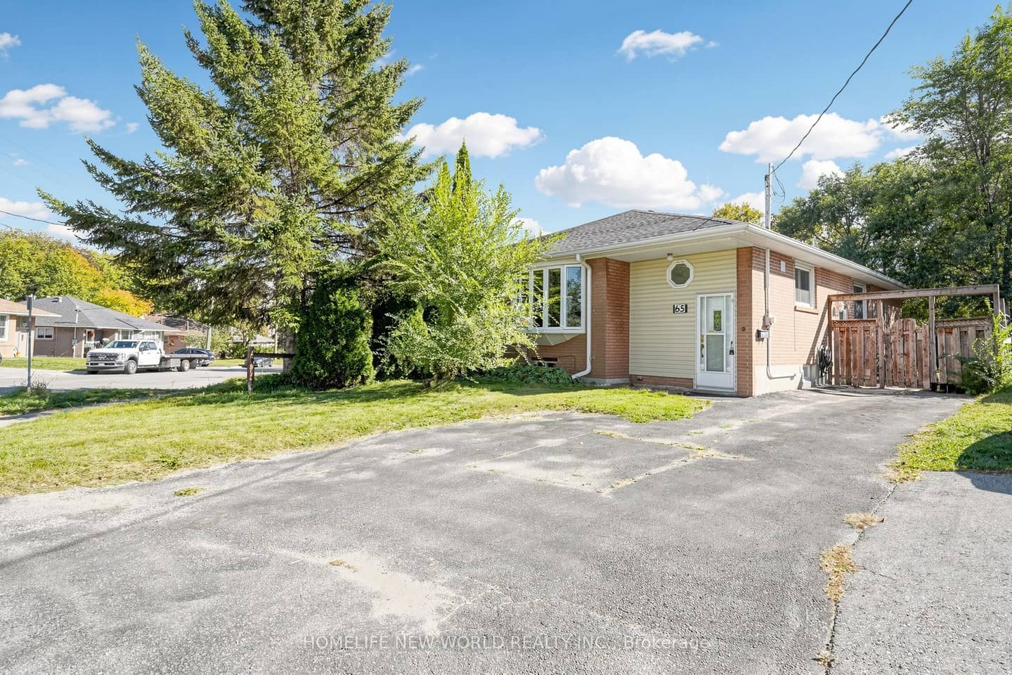 65 Walter Avenue, Newmarket, ON L3Y 2T4