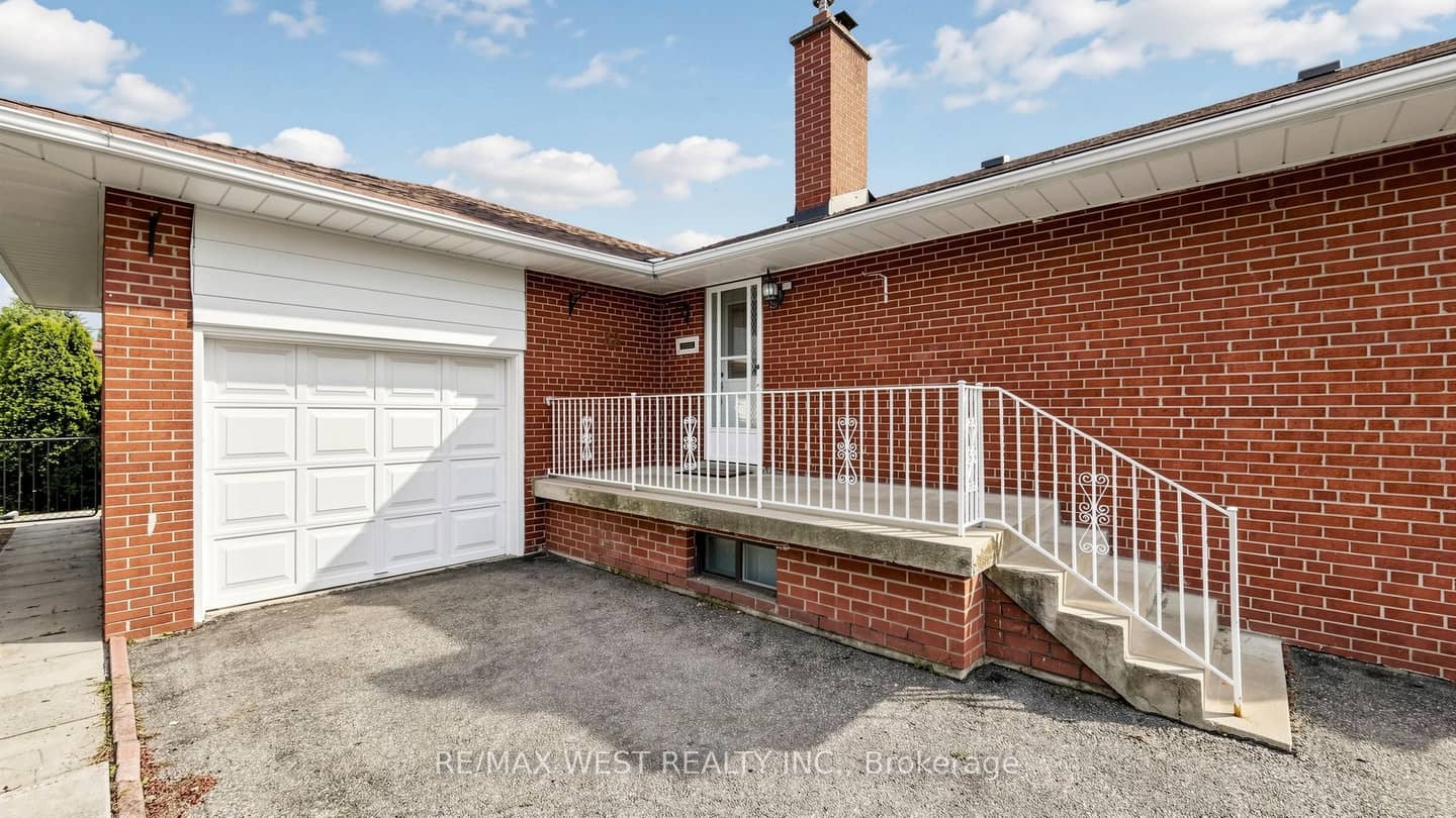 32 Allonsius Drive, Toronto, ON M9C 3N5