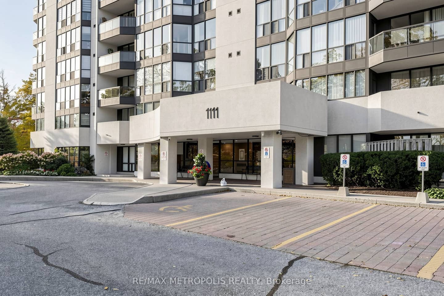 1111 Bough Beeches Boulevard 207, Mississauga, ON L4W 4N1