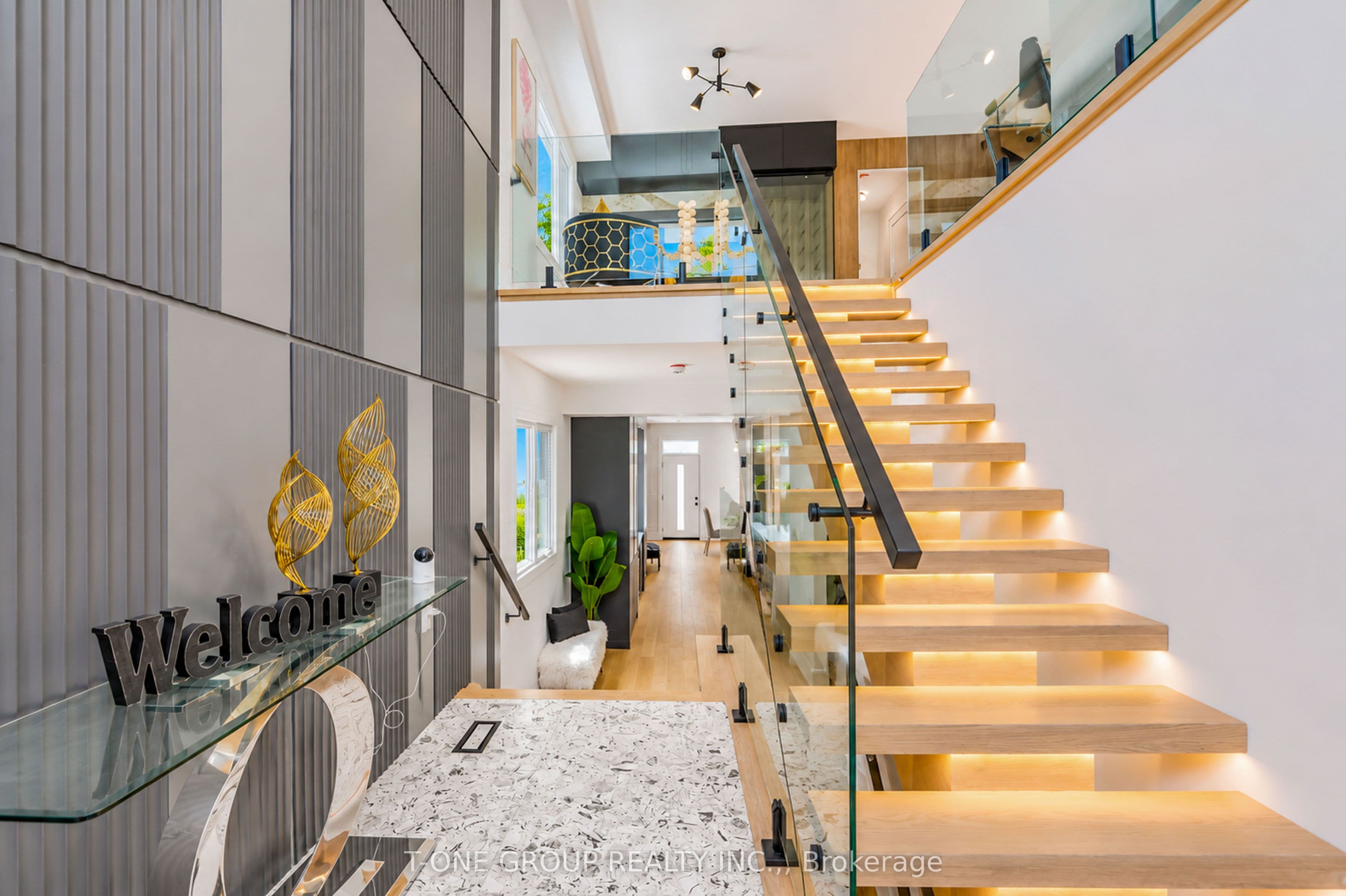 570 Main Street, Toronto, ON M4C 4Y4