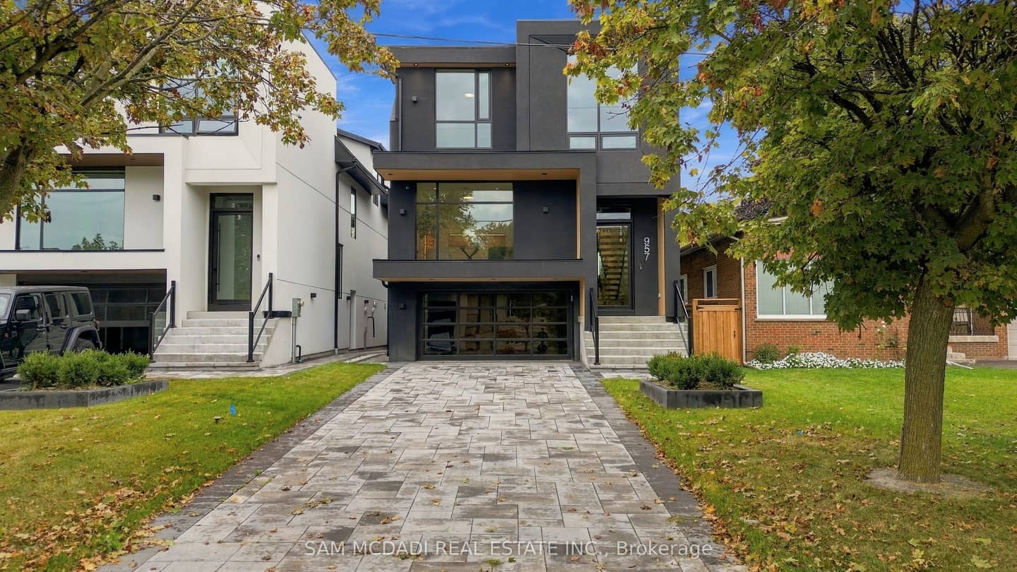 957 Halliday Avenue, Mississauga, ON L5E 1P4