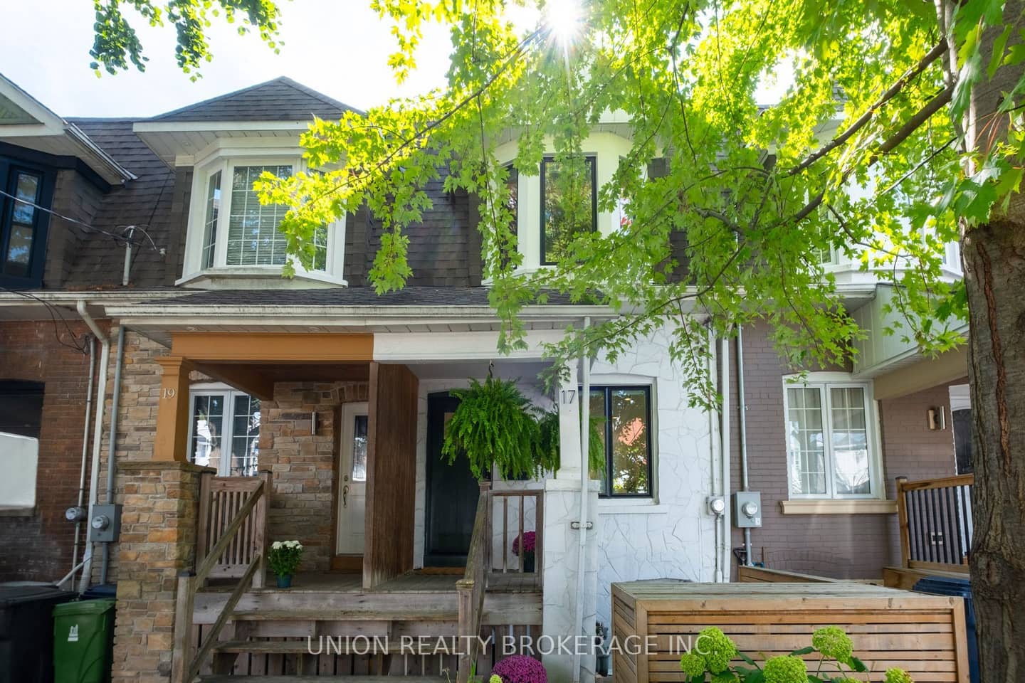 17 Ashland Avenue, Toronto, ON M4L 1J9