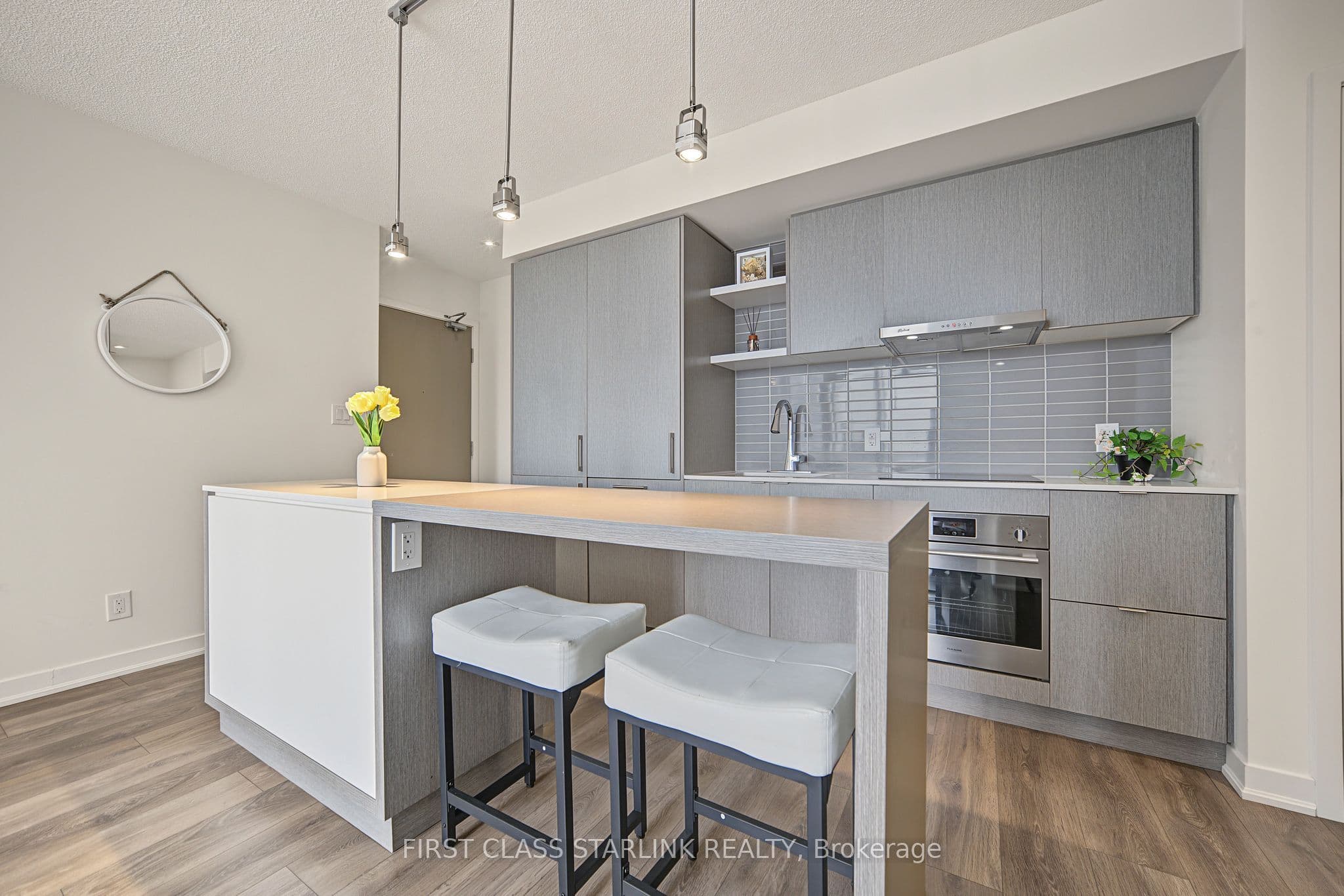 100 Harbour Street 2801, Toronto, ON M5J 0B5