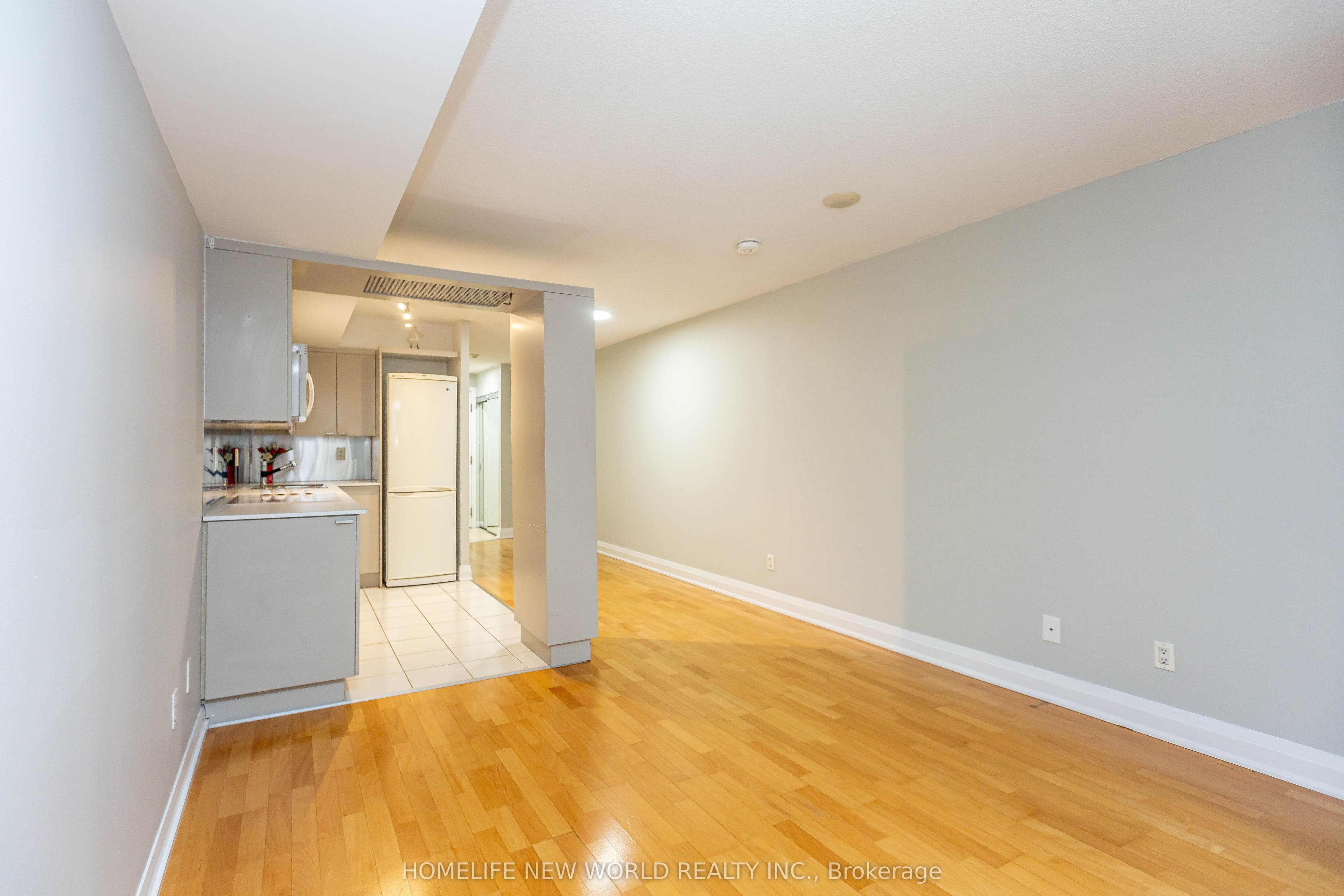 111 Elizabeth Street 951, Toronto, ON M5G 1P7