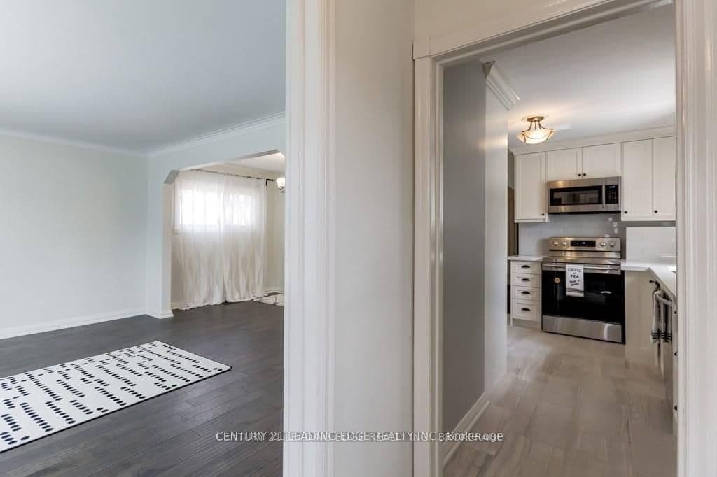 27 Ionview Drive Main, Toronto, ON M1K 2Z3