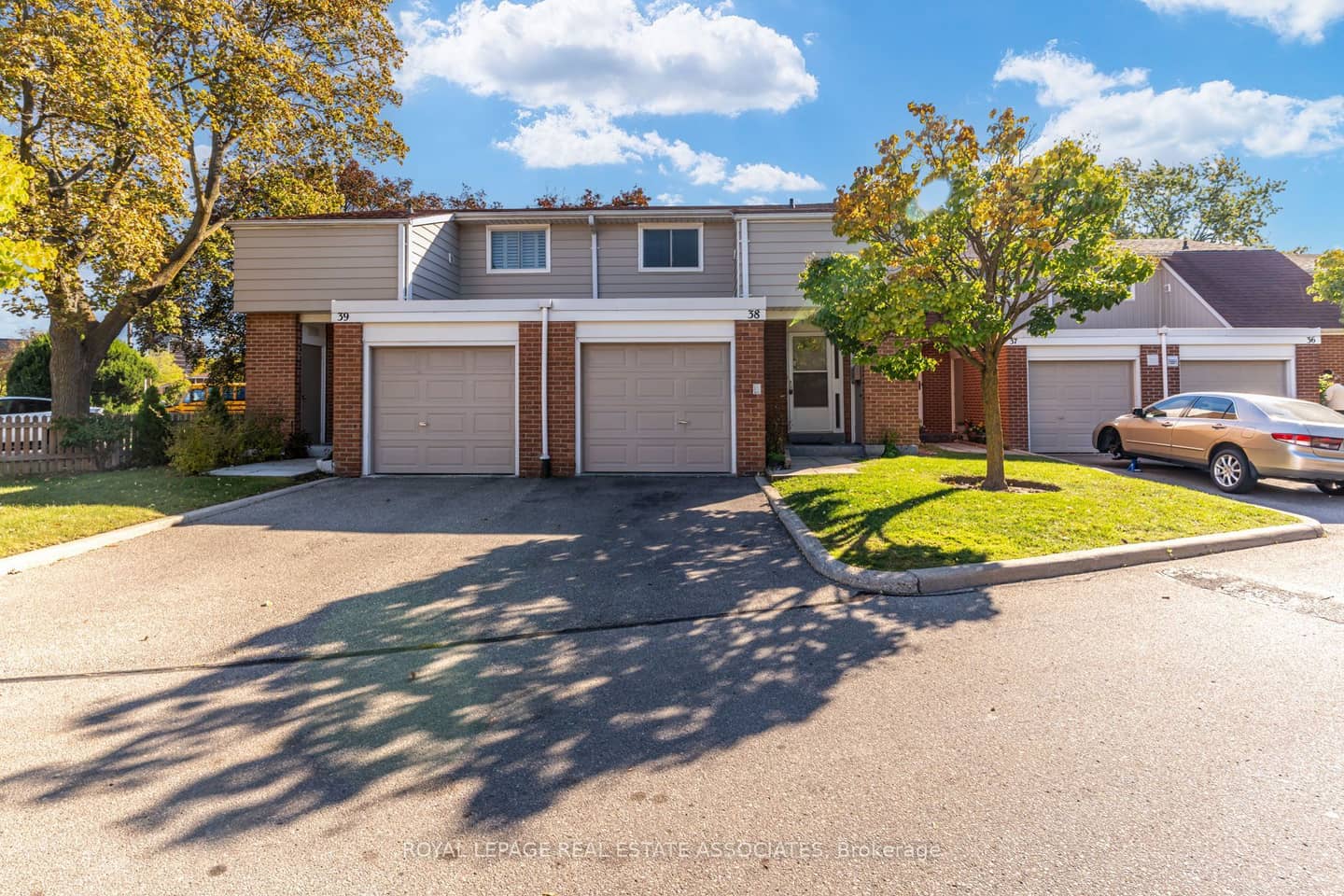 215 Mississauga Valley Boulevard, Mississauga, ON L5A 3G2