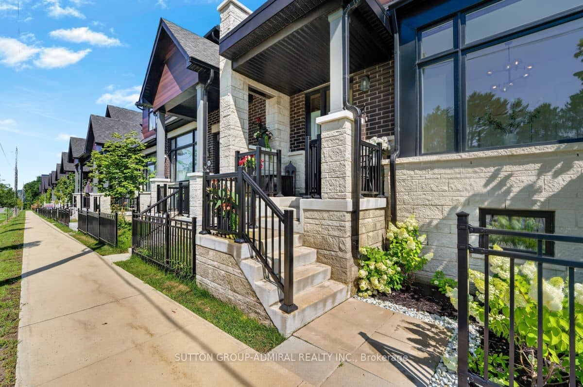 4 Vern Robertson Gate, Uxbridge, ON L9P 0R9
