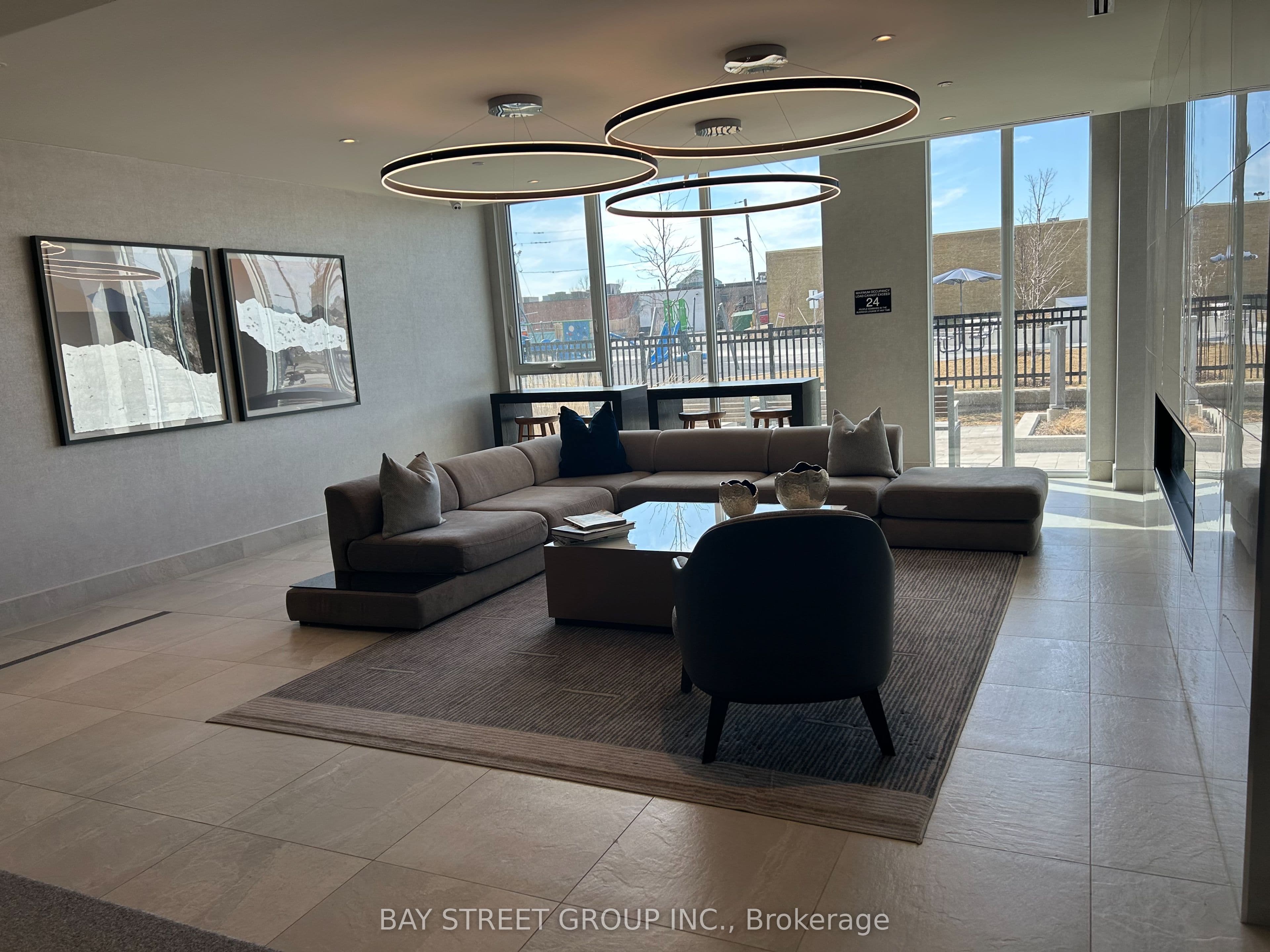 185 Deerfield Drive 612, Newmarket, ON L3Y 0G7