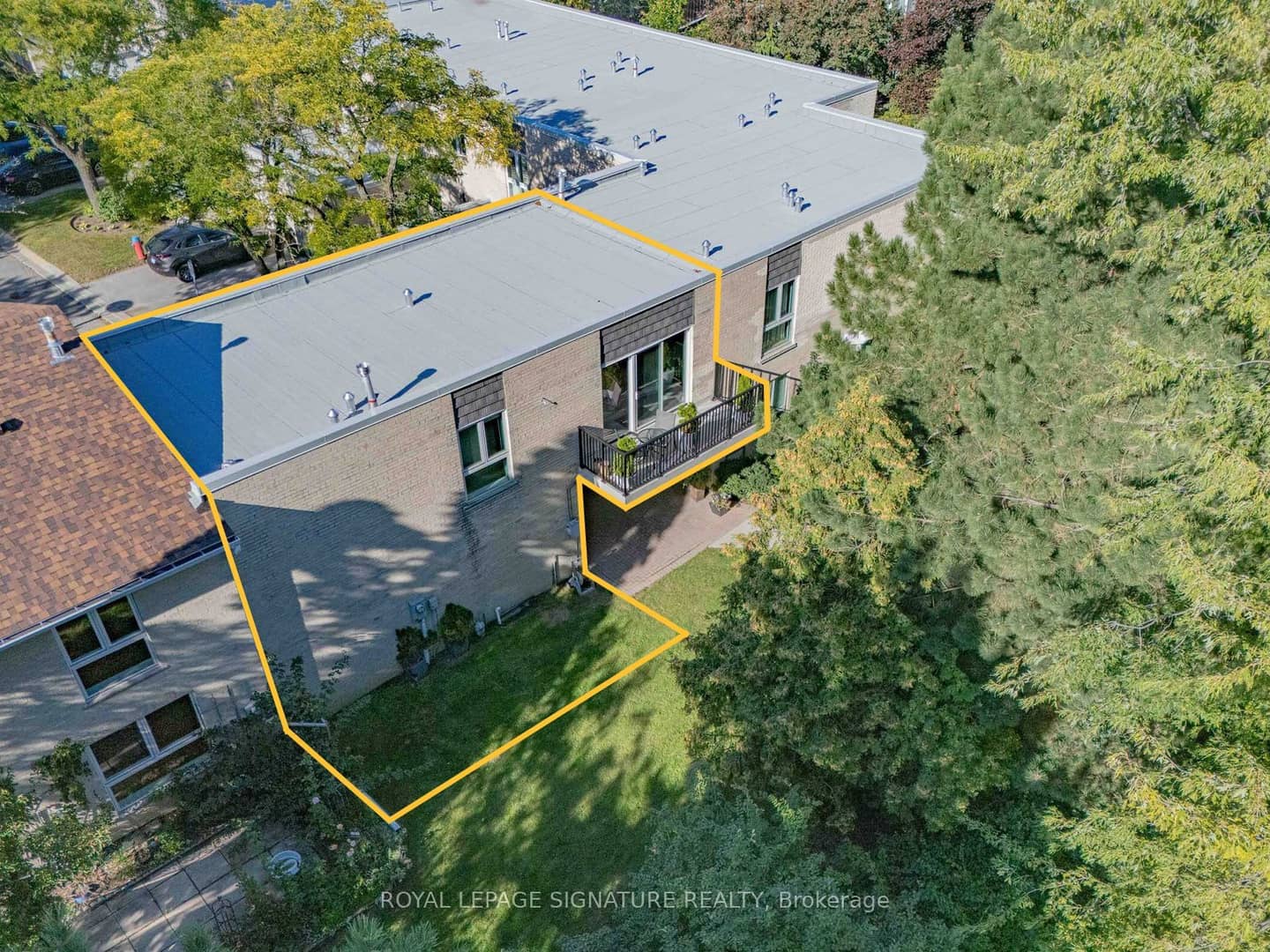 25 Proudbank Millway, Toronto, ON M2L 1P3