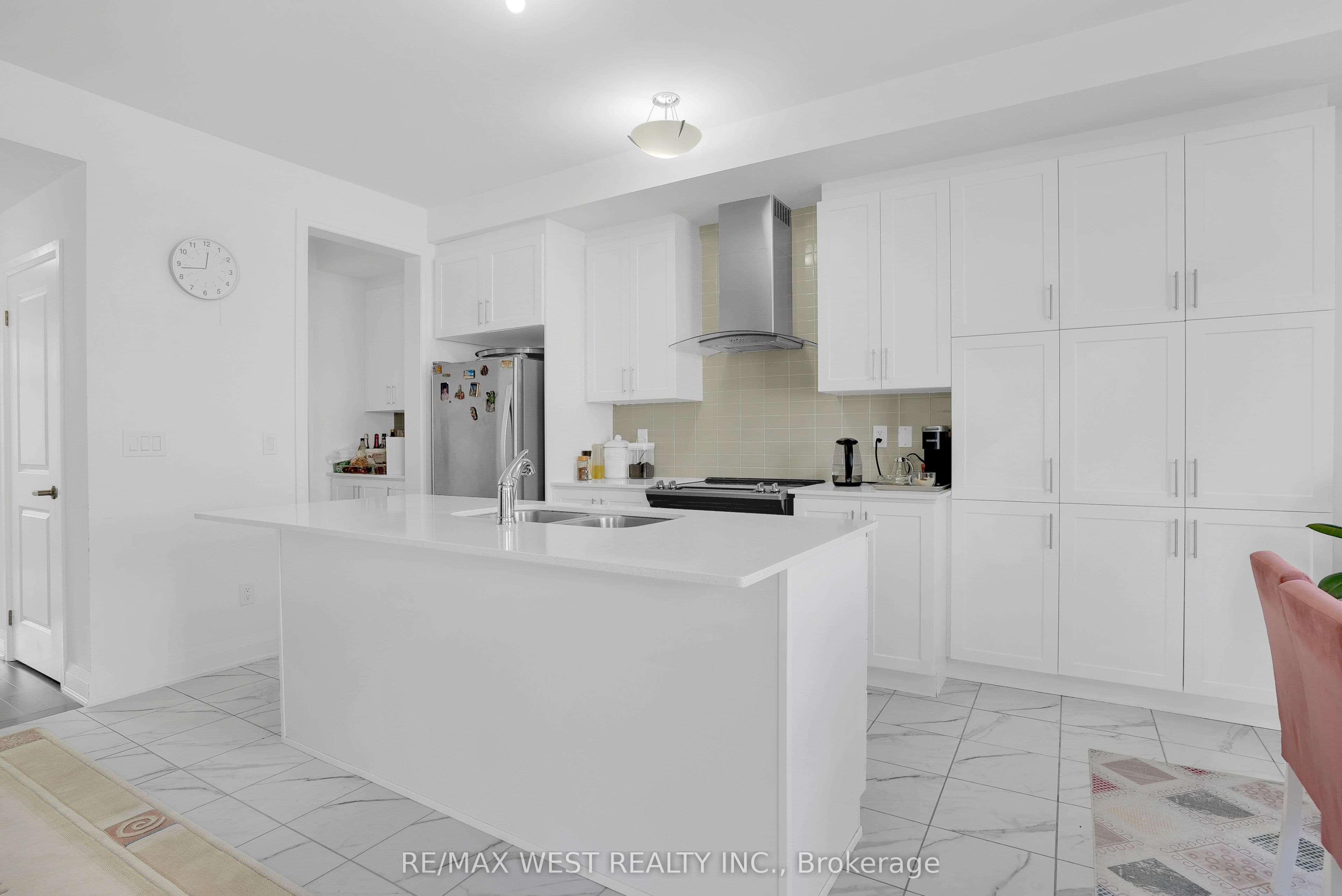 206 Dog Wood Boulevard, East Gwillimbury, ON L9N 0X1
