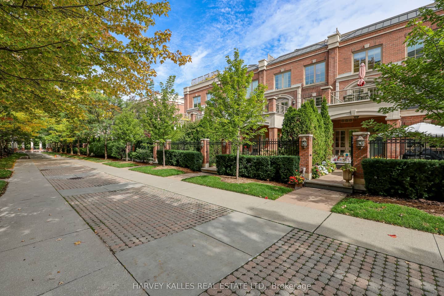 21 Burkebrook Place TH9, Toronto, ON M4G 0A2
