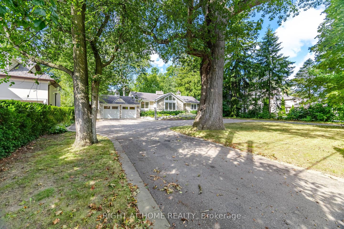 1037 Lakeshore Road W, Oakville, ON L6L 1E7