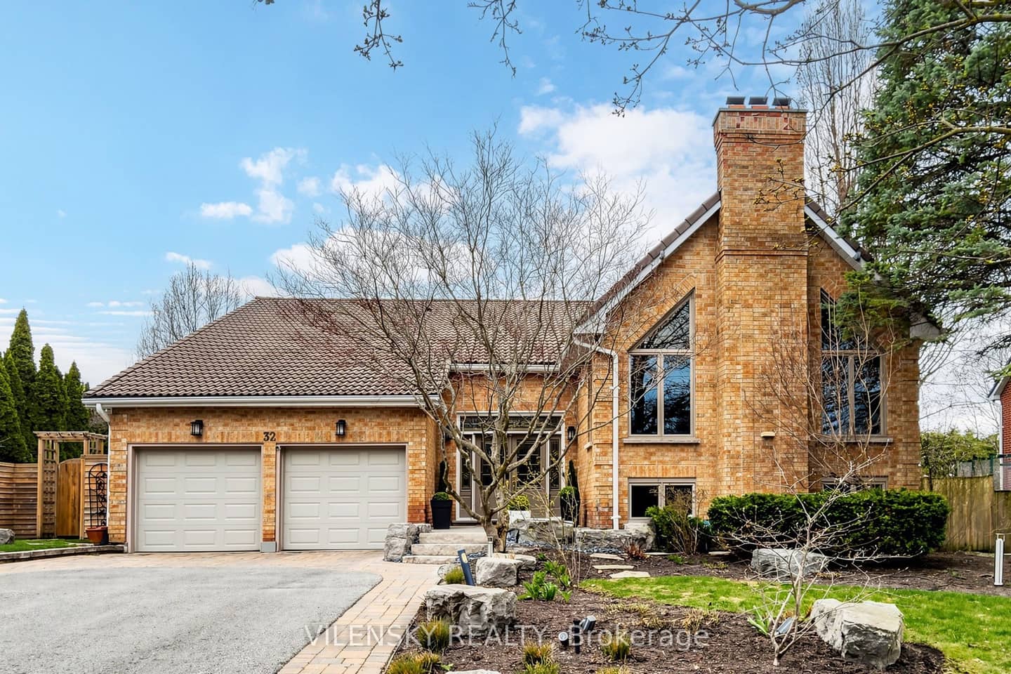 32 Whitfield Court, Aurora, ON L4G 5L7