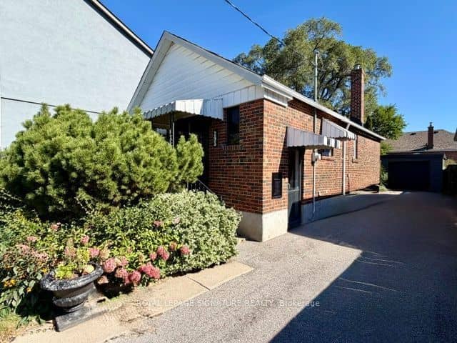293 Glebemount Avenue Main, Toronto, ON M4C 3V4