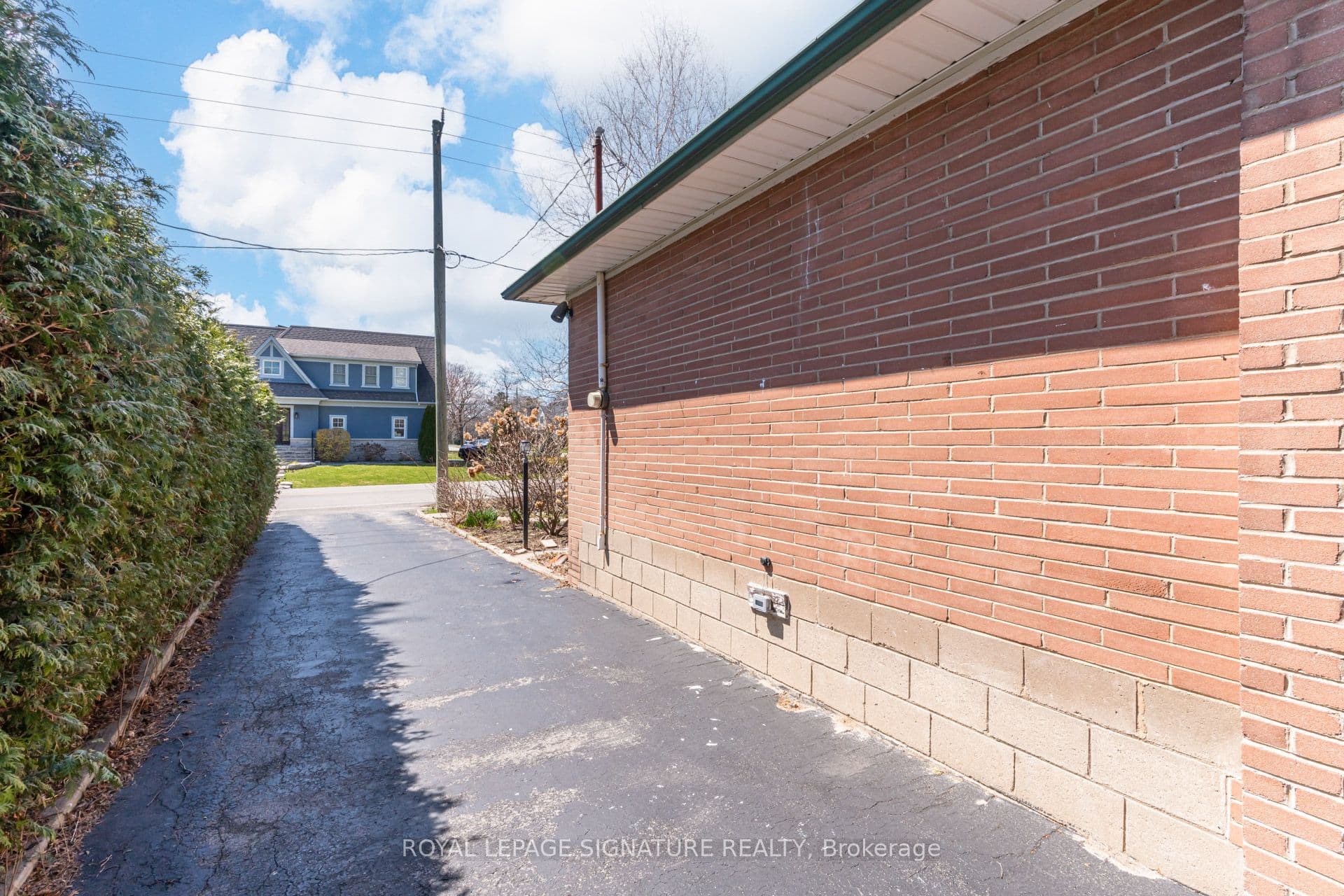 411 Maplehurst Avenue, Oakville, ON L6L 4Y3