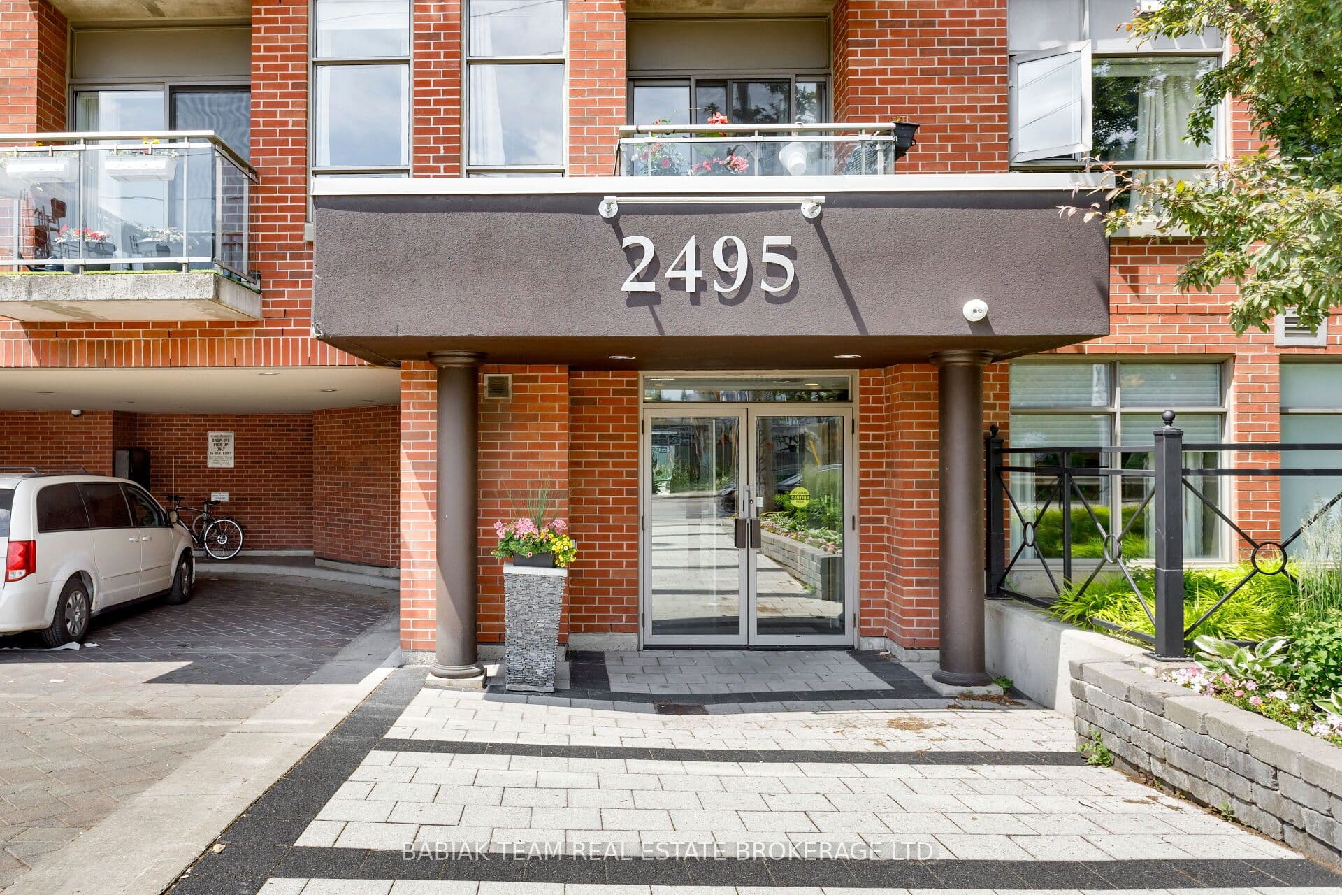 2495 Dundas Street West Street 307, Toronto, ON M6P 1X4