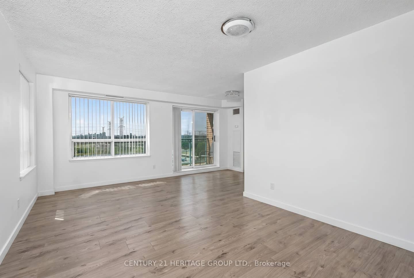 39 Oneida Crescent 1017, Richmond Hill, ON L4B 4T9