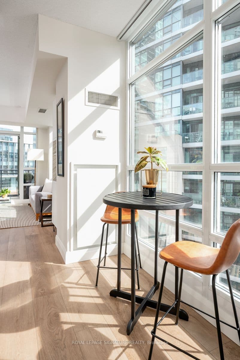 15 Bruyeres Mews 804, Toronto, ON M5V 0A7