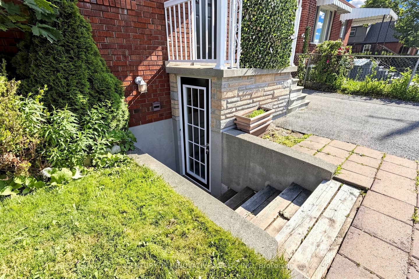59 Manitoba Street, Toronto, ON M8Y 1E1