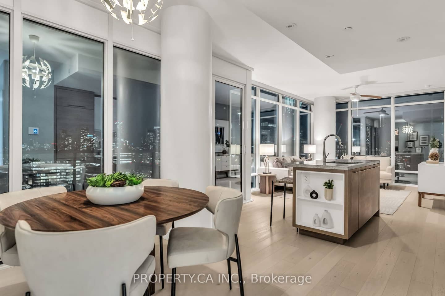 488 University Avenue 3002, Toronto, ON M5G 0C1