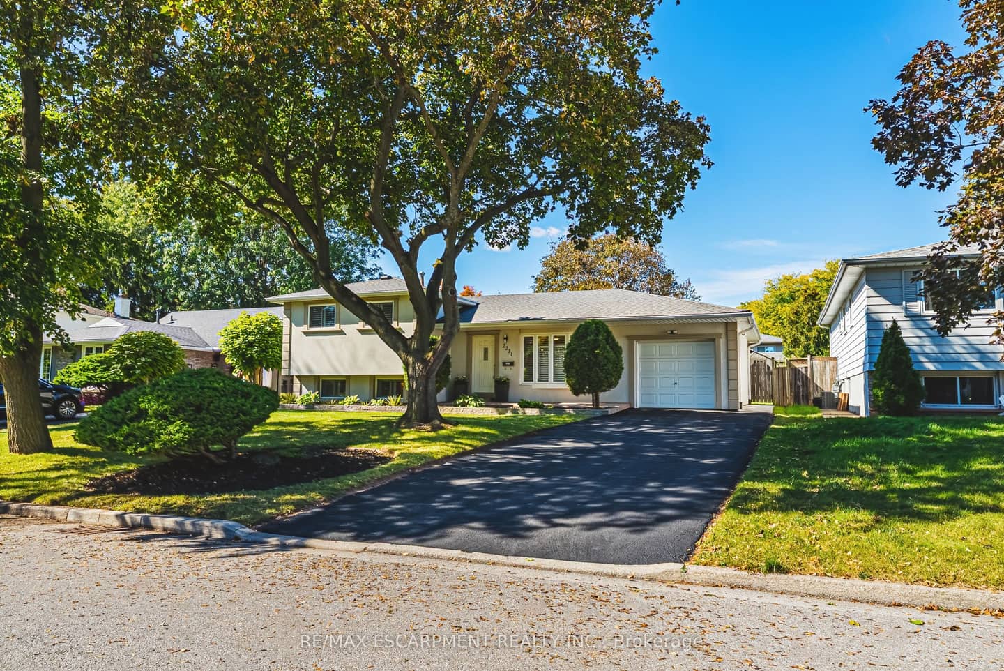2231 Urwin Crescent, Oakville, ON L6L 2T3