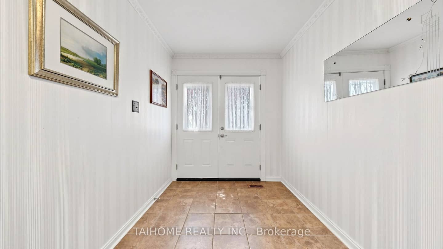 72 Bowerbank Drive, Toronto, ON M2M 2A1