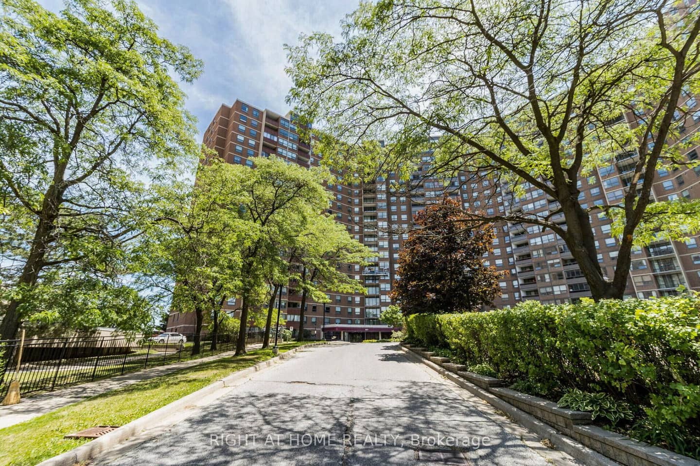 627 The West Mall 2010, Toronto, ON M9C 4X5