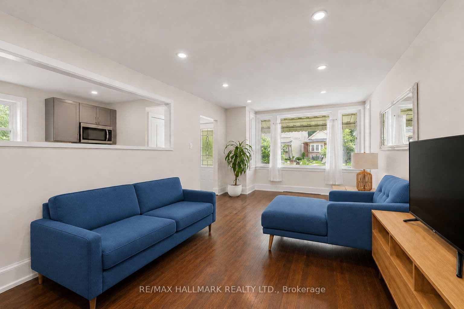 8 Davies Crescent, Toronto, ON M4J 2X5