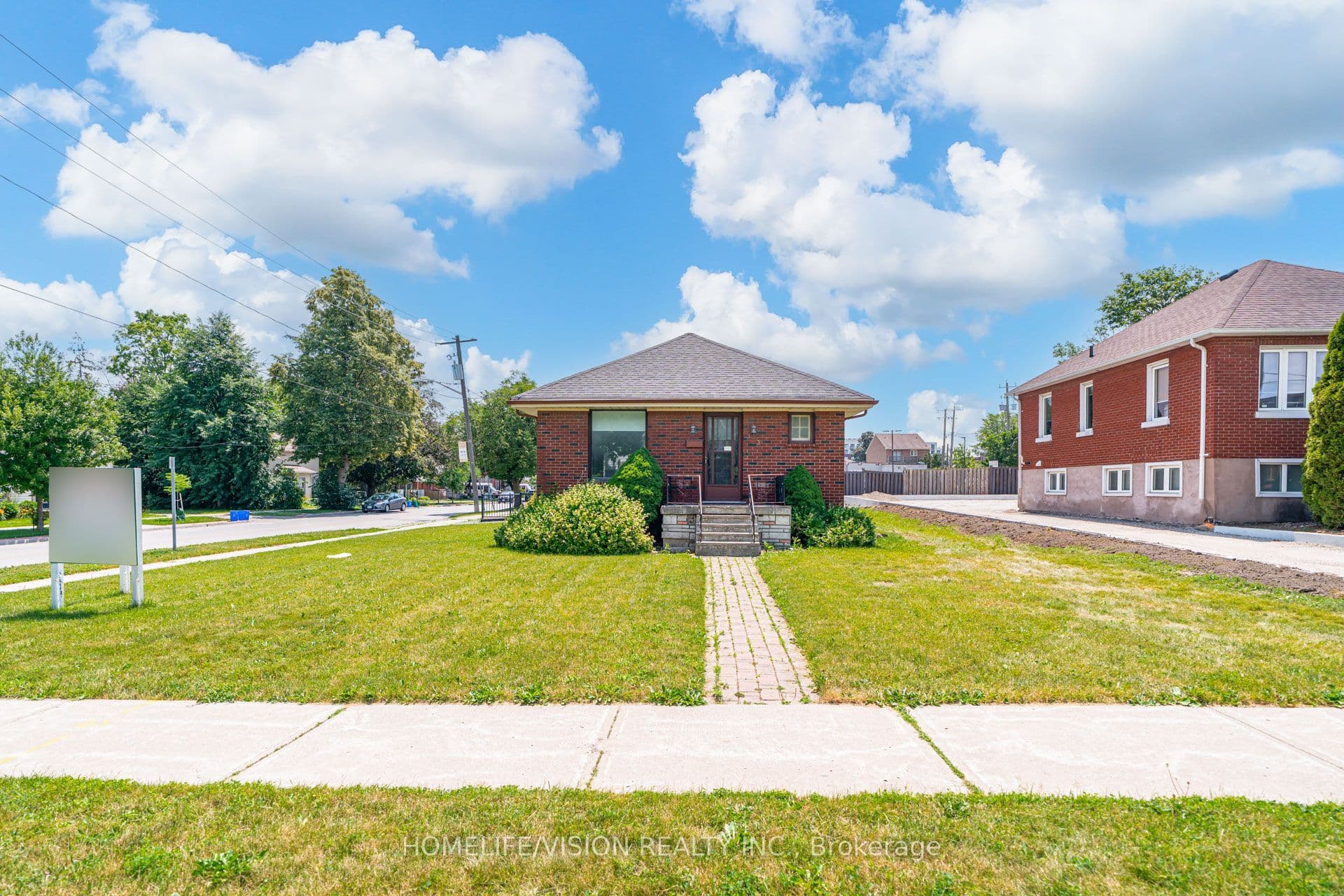 133 Mary Street E, Whitby, ON L1N 2P3