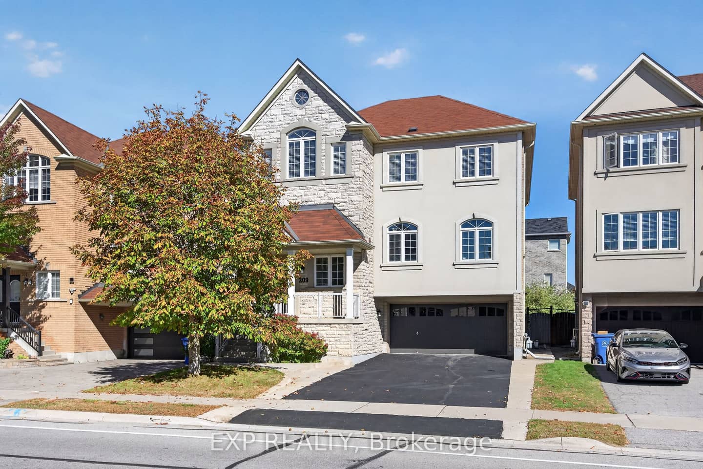 209 Woodspring Avenue, Newmarket, ON L3X 3J4